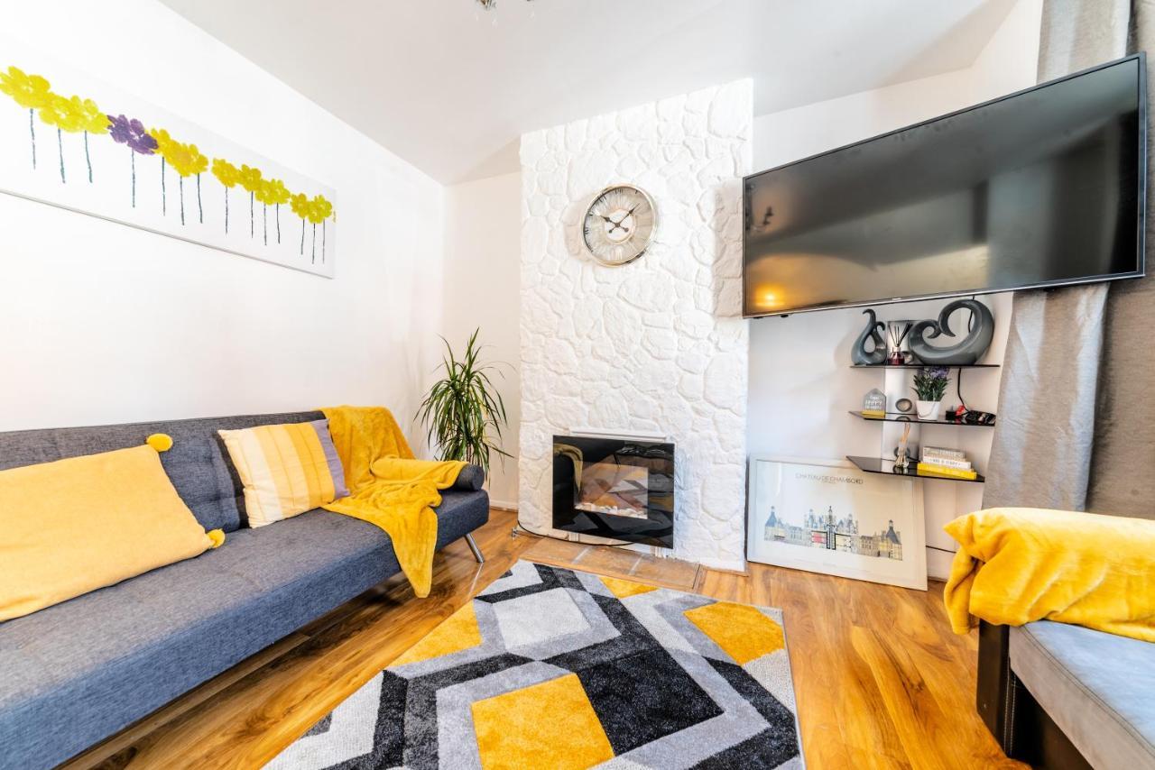 Stylish 3-Bed Terraced House With Wi-Fi Daire Chatham  Dış mekan fotoğraf