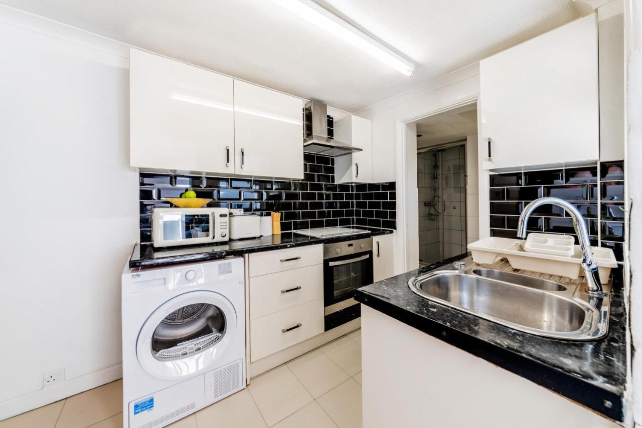 Stylish 3-Bed Terraced House With Wi-Fi Daire Chatham  Dış mekan fotoğraf