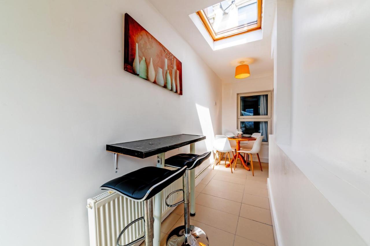 Stylish 3-Bed Terraced House With Wi-Fi Daire Chatham  Dış mekan fotoğraf