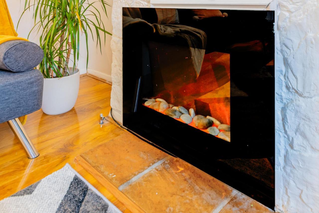 Stylish 3-Bed Terraced House With Wi-Fi Daire Chatham  Dış mekan fotoğraf