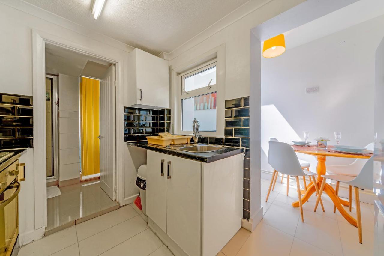 Stylish 3-Bed Terraced House With Wi-Fi Daire Chatham  Dış mekan fotoğraf