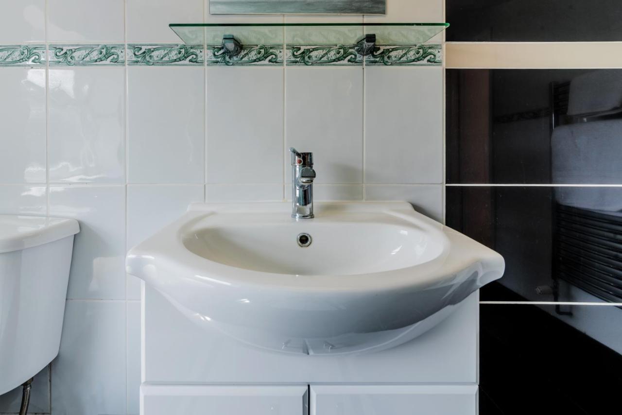 Stylish 3-Bed Terraced House With Wi-Fi Daire Chatham  Dış mekan fotoğraf